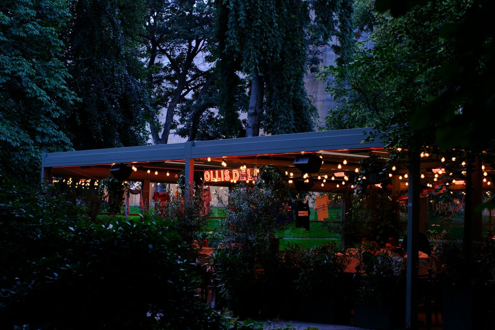 Terrasse mit Lichterketten in der Dämmerung